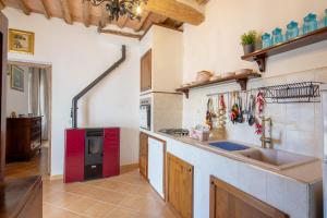 Kuchyňa alebo kuchynka v ubytovaní Appartamento stile toscano in Fauglia