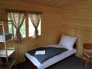 A bed or beds in a room at Servus Vendégház