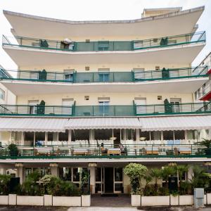 - Vistas al exterior de un edificio con balcones en Hotel Plaza en Rímini