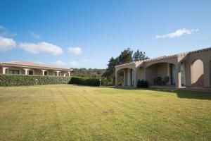a large yard in front of a house at Hotel Nibaru in Porto Cervo