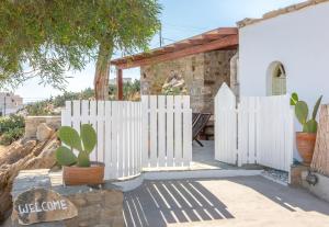 biały płot przed domem w obiekcie My Vintage Home - Naxos w miejscowości Agios Prokopios