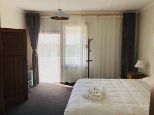 Llit o llits en una habitació de Te Puia Hot Springs Hotel