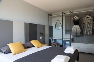 1 dormitorio con 1 cama grande con almohadas amarillas en Locanda della Posta en Castelplanio