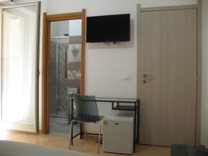 A television and/or entertainment centre at Bed&Bed Tommaso Fazzello only rooms