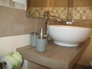 baño con lavabo y tazón blanco en Bed&Bed Tommaso Fazzello only rooms, en Taormina