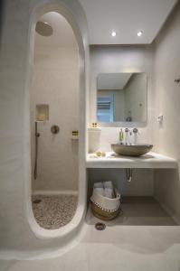Bathroom sa Naxos Nature Suites