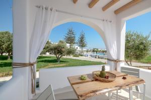 Vonkajšia záhrada v ubytovaní Naxos Nature Suites