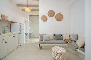 een woonkamer met een bank en een tafel bij Naxos Nature Suites in Agios Prokopios
