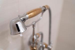 Un cabezal de ducha del que sale agua en Tallinn Housing 2 BDR 2 Bathroom with Sauna at Carl Engel Luxury House, en Tallin