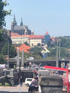 Nespecifikovaný výhled na destinaci Praha nebo výhled na město při pohledu z aparthotelu