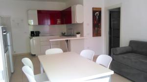 sala de estar con mesa blanca y sillas blancas en Ca' Dell' Ora, en Nago-Torbole