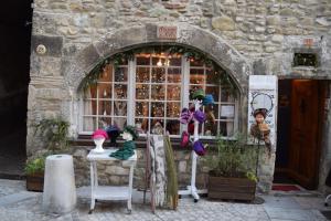 una ventana de una tienda con estatuillas delante de ella en Séjour provençal, en Dieulefit