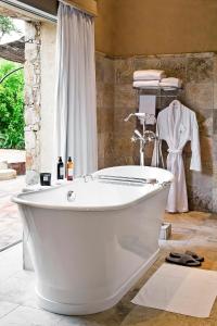 La salle de bains est pourvue d'une baignoire blanche et d'une douche. dans l'établissement La Signoria, à Calvi
