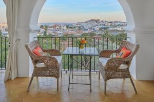 einen Balkon mit einem Tisch und 2 Stühlen sowie Aussicht in der Unterkunft Bab el Oued Villa Ibiza in Puig D’en Valls