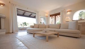 a living room with a couch and a coffee table at Hotel Nibaru in Porto Cervo