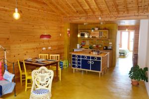 奥尔塔Casinha Pim的厨房以及带桌子和炉灶的用餐室