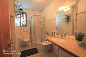 A bathroom at Ski-to-door DORFBLICK Diamant Apartment