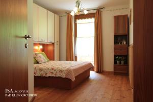 A bed or beds in a room at Ski-to-door DORFBLICK Diamant Apartment