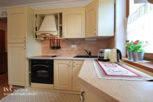 A kitchen or kitchenette at Ski-to-door DORFBLICK Diamant Apartment