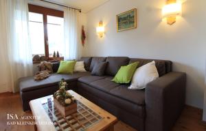 A seating area at Ski-to-door DORFBLICK Diamant Apartment