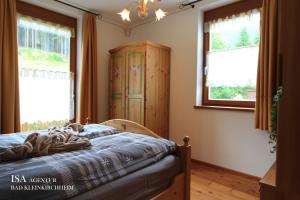 A bed or beds in a room at Ski-to-door DORFBLICK Diamant Apartment