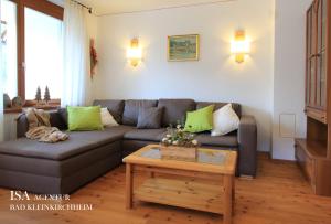 A seating area at Ski-to-door DORFBLICK Diamant Apartment