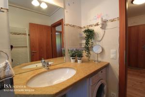 A bathroom at Ski-to-door DORFBLICK Diamant Apartment