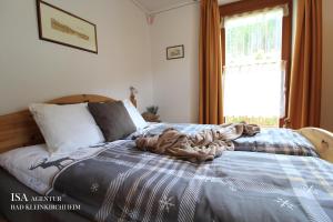 A bed or beds in a room at Ski-to-door DORFBLICK Diamant Apartment