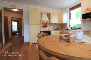 A kitchen or kitchenette at Ski-to-door DORFBLICK Diamant Apartment