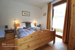 A bed or beds in a room at Ski-to-door DORFBLICK Diamant Apartment