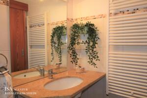 A bathroom at Ski-to-door DORFBLICK Diamant Apartment Még 33 kép