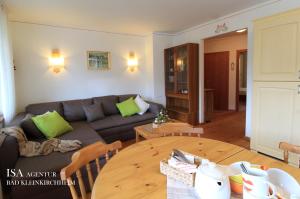 A seating area at Ski-to-door DORFBLICK Diamant Apartment