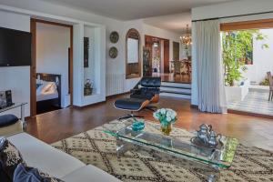 ein Wohnzimmer mit Sofa und Tisch in der Unterkunft Bab el Oued Villa Ibiza in Puig D’en Valls