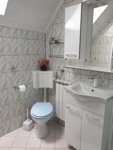 Ένα μπάνιο στο Apartman Laura +38 φωτογραφίες