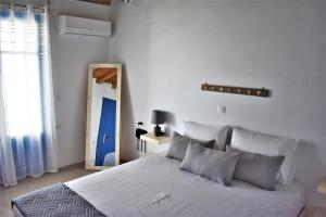 A bed or beds in a room at Arsinoi Apartments
