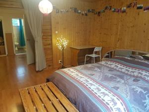 Ein Bett oder Betten in einem Zimmer der Unterkunft Pyhtää Garden Villa