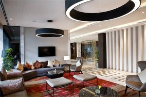 TV a/nebo společenská místnost v ubytování Grayton Hotel by Blazon Hotels