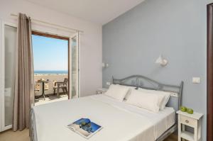 ミクリ・ヴィグラにあるNaxos Luxury Villasのベッドルーム1室(ベッド1台付)が備わります。