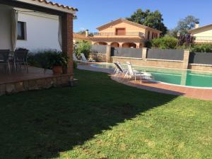 un patio trasero con piscina y una casa en Villa Sierra de Gata, en Santibáñez el Alto