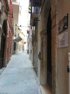 un callejón vacío en un edificio antiguo en B. & B. Trip Al Duomo en Crotone