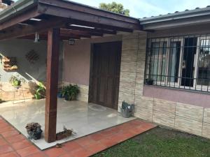 Casa con porche con puerta de madera en Residencia Cardoso, en Canela