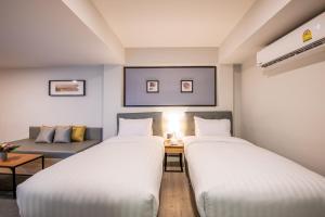 Postel nebo postele na pokoji v ubytování Mayson Place Hotel