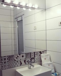 a bathroom with a sink and a mirror at RIMA Del Mar in Eforie Nord +25 photos