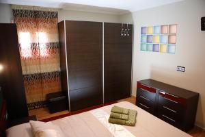 1 dormitorio con 1 cama y armario grande en The Victoria Apartament in Hellín, en Hellín