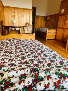 
Łóżko lub łóżka w pokoju w obiekcie Schronisko Górskie PTTK na Jaworzynie Krynickiej
