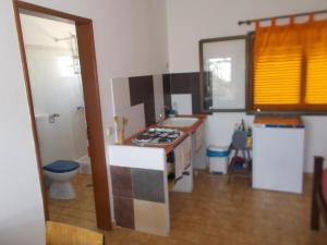 a model of a kitchen with a stove top oven at ztiR in Olhão