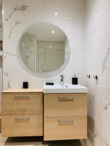 a bathroom with a sink and a mirror at L'Escale au Coeur du Vieux Port de Marseille in Marseille