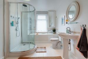 a bathroom with a shower and a sink and a toilet at Nomi Homes - Exeter - BOOKDIRECT - Central - BEACH - WIFI in Exeter