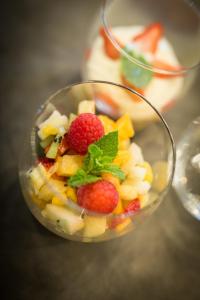 a glass bowl of fruit with berries and mint at B&B Gitsdal in Hooglede