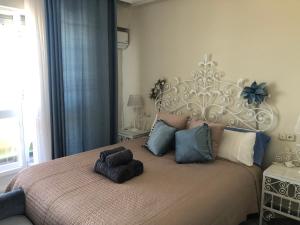 1 dormitorio con 1 cama grande y cabecero grande en Luxury Oceanfront triplex in Cadiz, en Cádiz